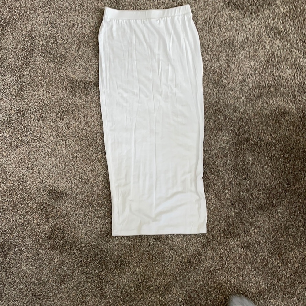 Maxi skirt. FashonNova. Thin material.